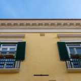 Al secondo invece ogni finestra � dotata di un balconcino �alla romana�, di poco sporgente dalla muratura. Un cornicione dentellato chiude in alto il prospetto